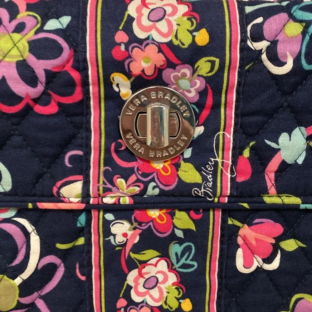 Vera Bradley tow bag with turnbuckle on front with pocket - Picture 2 of 4